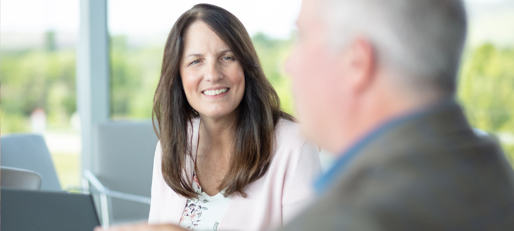 Two employees having a discussion in an office. 